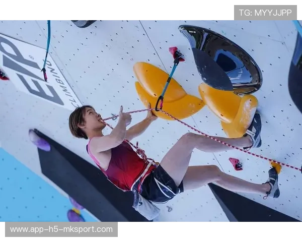 攀岩女子选手飞跃两米空距全场尖叫