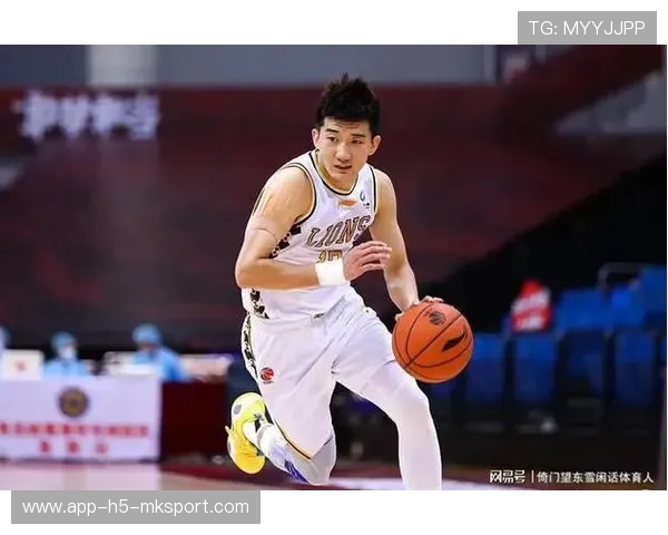 篮球少年在拼搏中成长，篮球运动少年